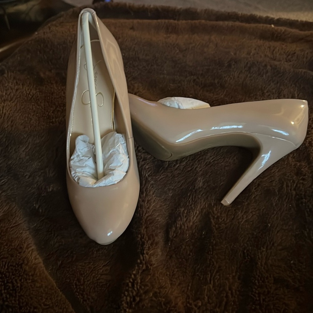 Jessica Simpson taupe patent leather heels. NWT. Size 7.